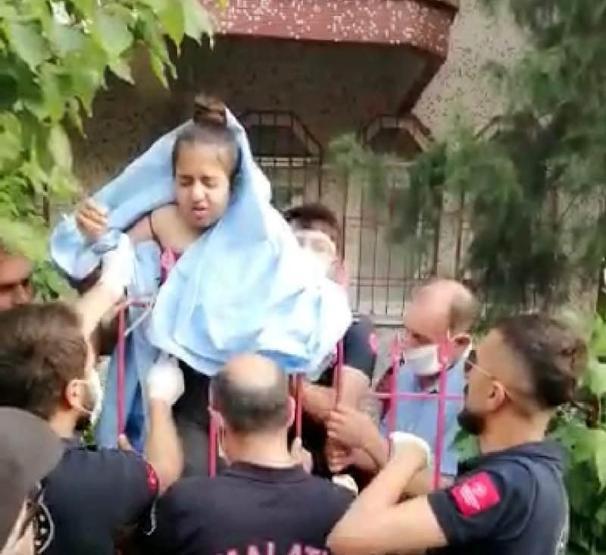 Kan donduran görüntü Demir korkuluklara saplandı