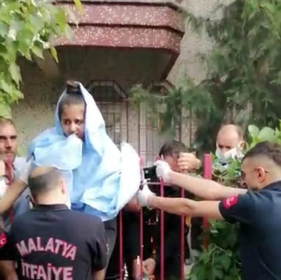 Kan donduran görüntü Demir korkuluklara saplandı