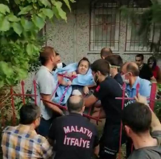 Kan donduran görüntü Demir korkuluklara saplandı