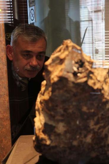 Tarlada bulduğu gök taşını satılığa çıkardı