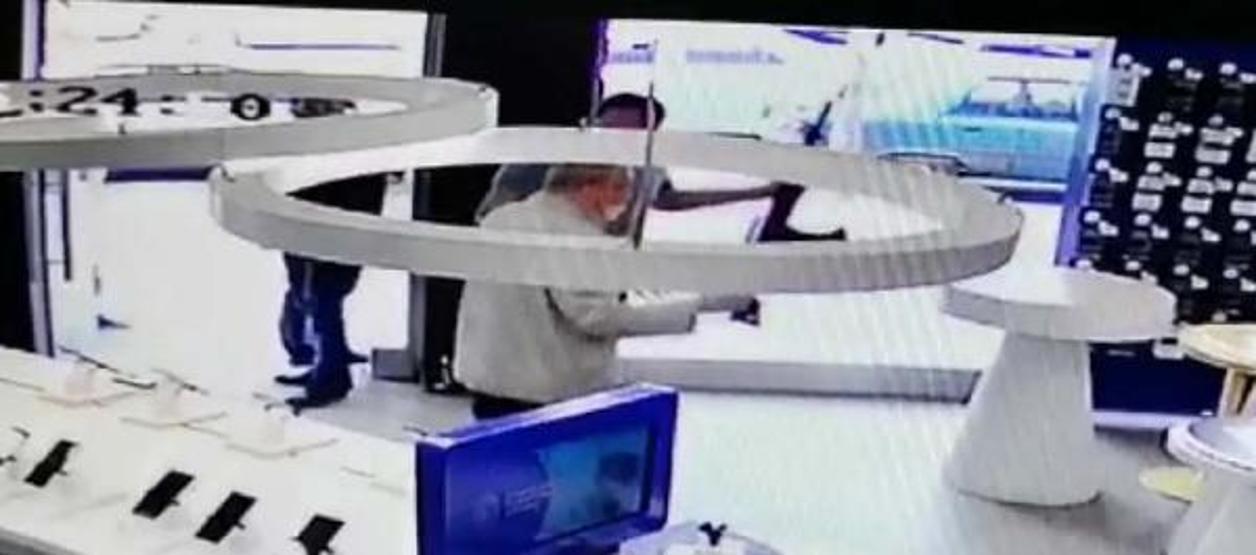 Pompalı tüfekle iş yerini bastı