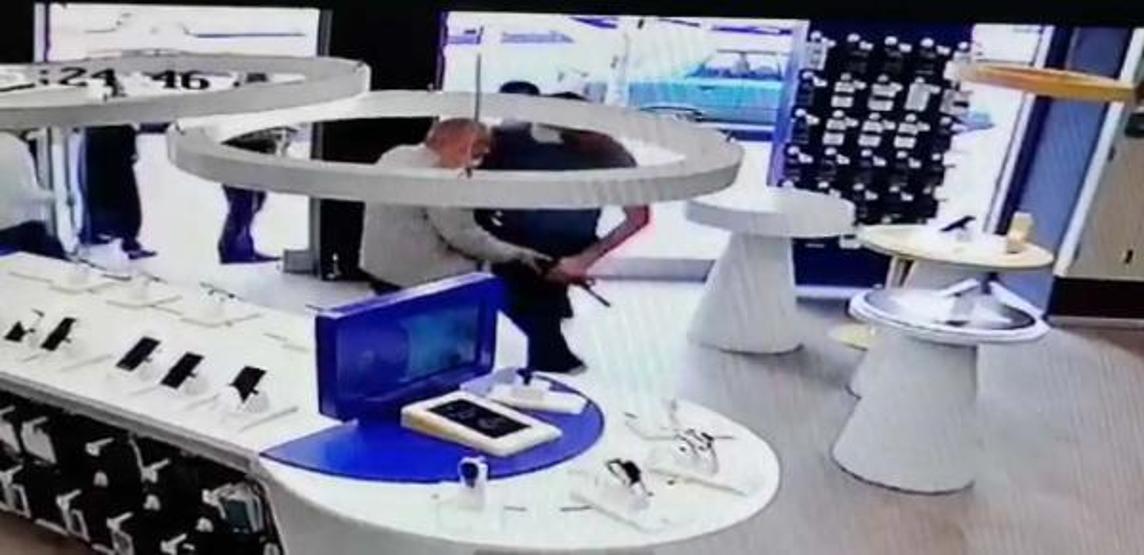Pompalı tüfekle iş yerini bastı