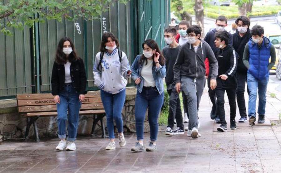 Ankarada gençler parklara akın etti