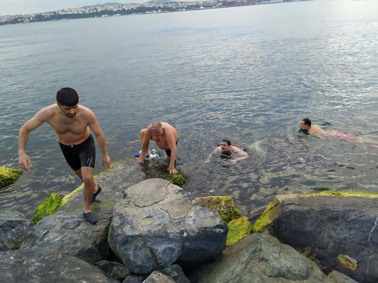 Kısıtlama kalkınca sahile akın edip denize girdiler