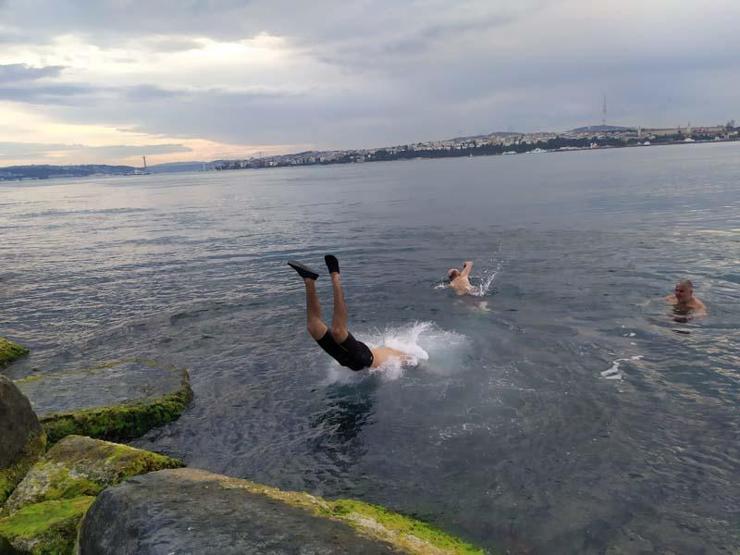 Kısıtlama kalkınca sahile akın edip denize girdiler