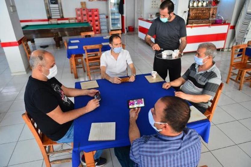 Kahvehanede cep telefonuyla okey oynadılar