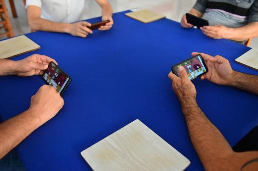 Kahvehanede cep telefonuyla okey oynadılar