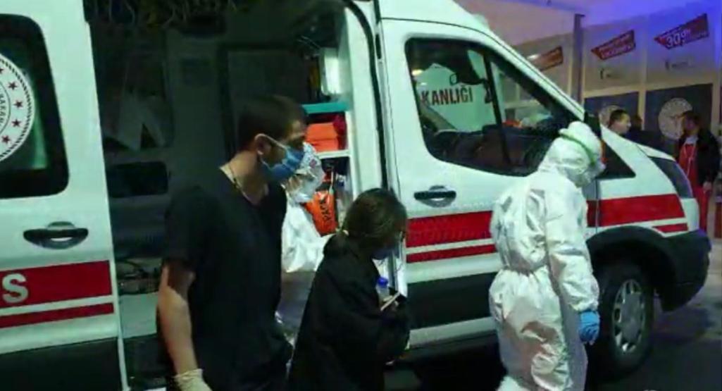 Anneleri koronavirüse yakalanan Türk aile, Mısırdan ambulans uçakla getirildi