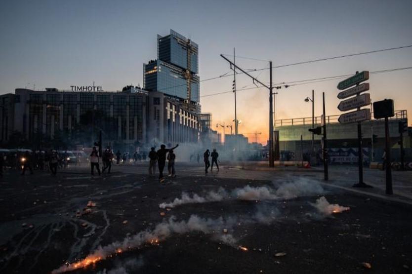 ABDdeki protestolar Fransaya sıçradı: 10 binden fazla kişi katıldı