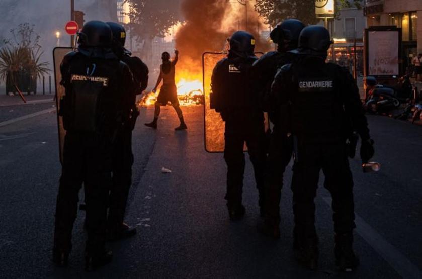 ABDdeki protestolar Fransaya sıçradı: 10 binden fazla kişi katıldı