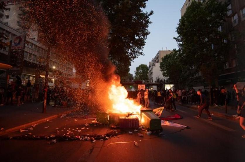 ABDdeki protestolar Fransaya sıçradı: 10 binden fazla kişi katıldı