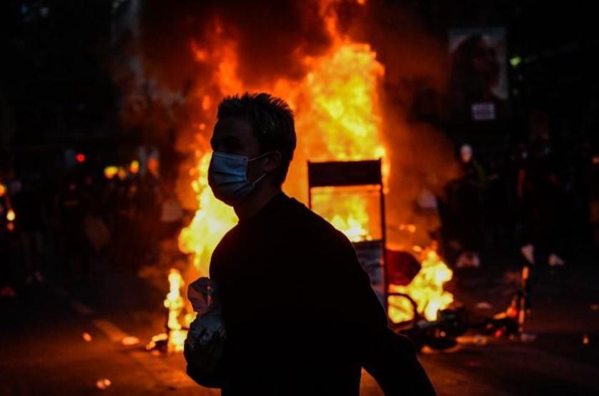 ABDdeki protestolar Fransaya sıçradı: 10 binden fazla kişi katıldı