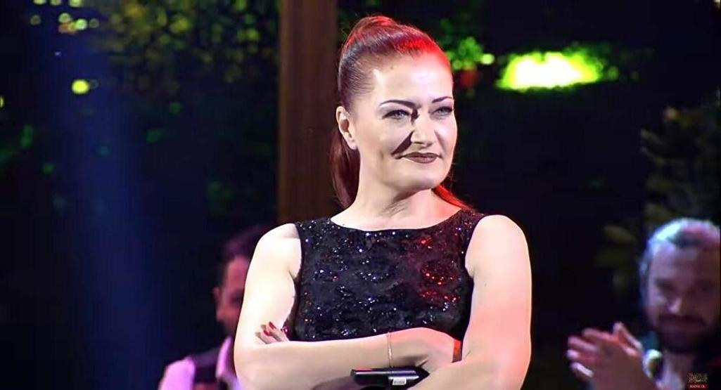 Candan Erçetin neden gözünü kapatarak şarkı söylediğini anlattı