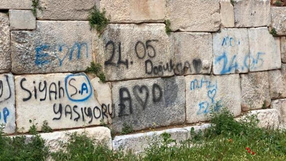 2 bin yıllık surlara, sprey boyayla yazı ayıbı sürüyor