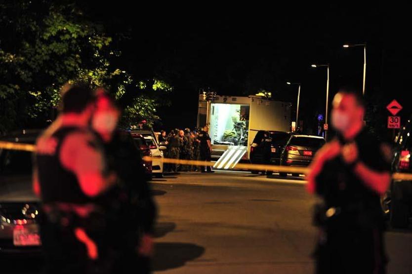 Kanada’nın başkenti Ottawa’da Türk Büyükelçiliğinin önünde hareketli dakikalar