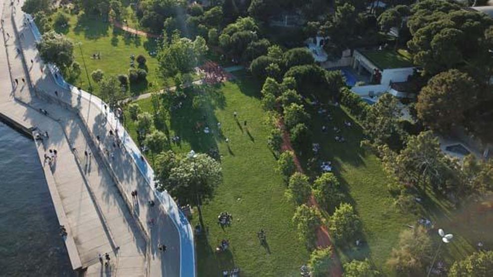 Sosyal mesafe için çizilen çemberler silinmeye başladı