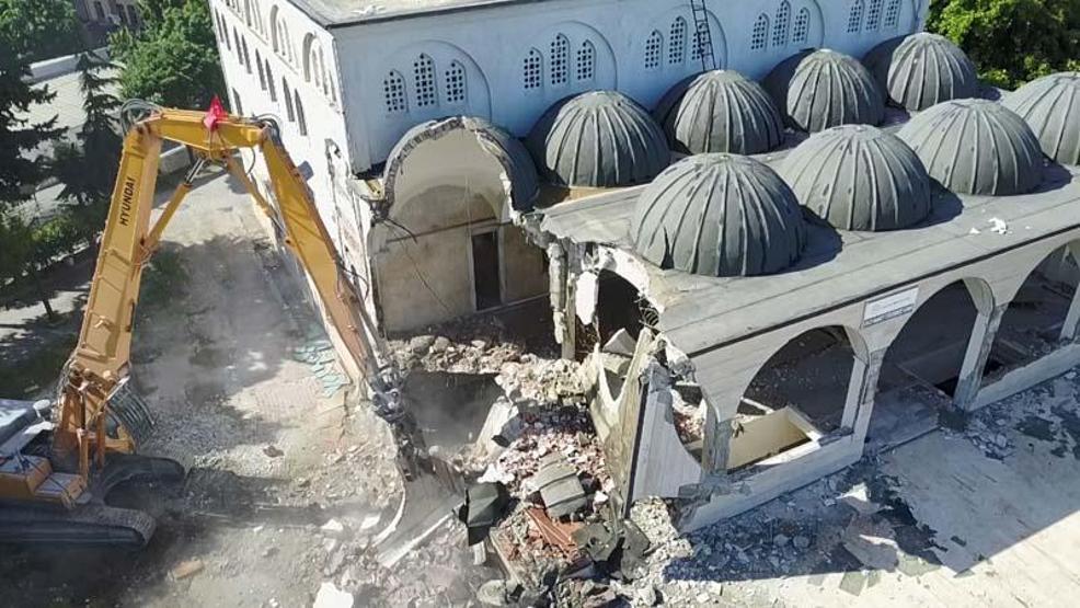 Silivri depreminde minaresi yıkılan Avcılardaki caminin yıkımına başlandı