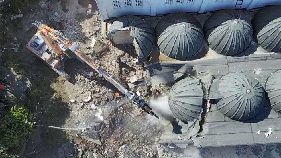 Silivri depreminde minaresi yıkılan Avcılardaki caminin yıkımına başlandı