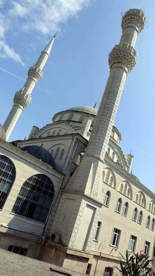 Silivri depreminde minaresi yıkılan Avcılardaki caminin yıkımına başlandı