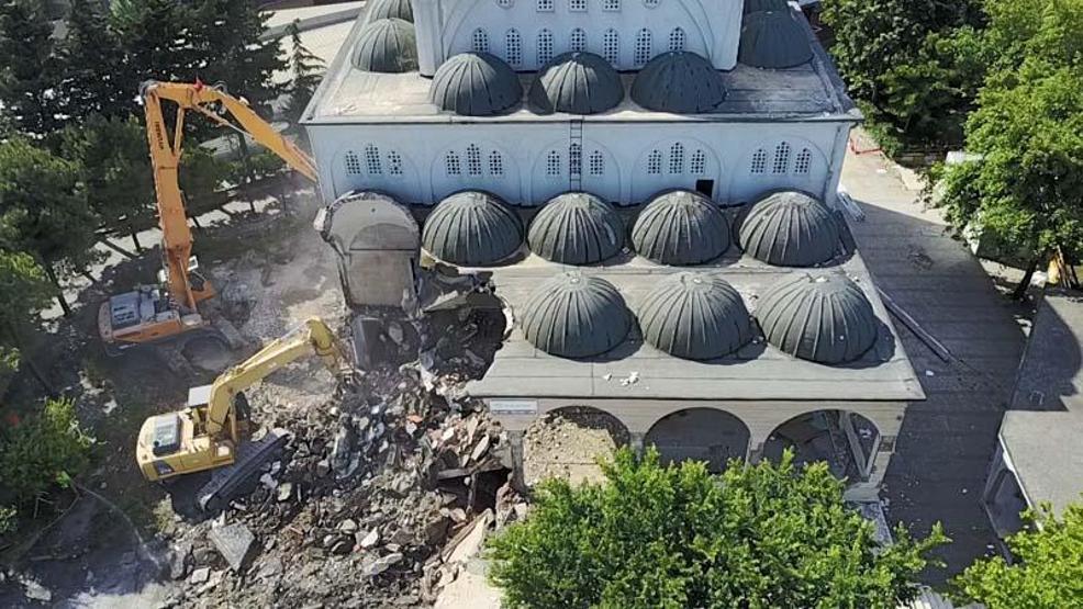 Silivri depreminde minaresi yıkılan Avcılardaki caminin yıkımına başlandı