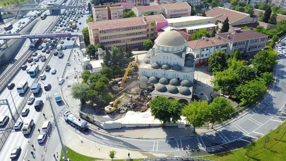 Silivri depreminde minaresi yıkılan Avcılardaki caminin yıkımına başlandı
