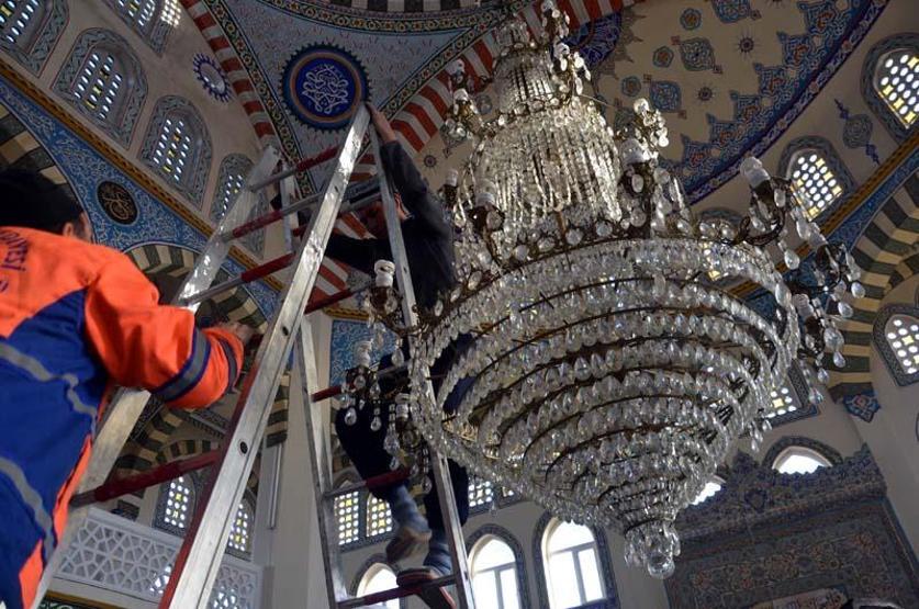Silivri depreminde minaresi yıkılan Avcılardaki caminin yıkımına başlandı