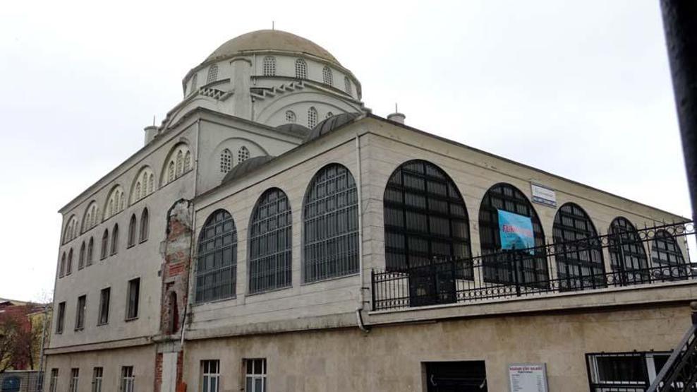Silivri depreminde minaresi yıkılan Avcılardaki caminin yıkımına başlandı