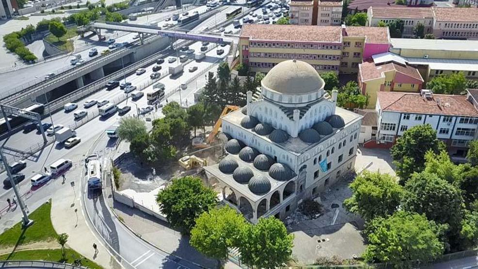 Silivri depreminde minaresi yıkılan Avcılardaki caminin yıkımına başlandı