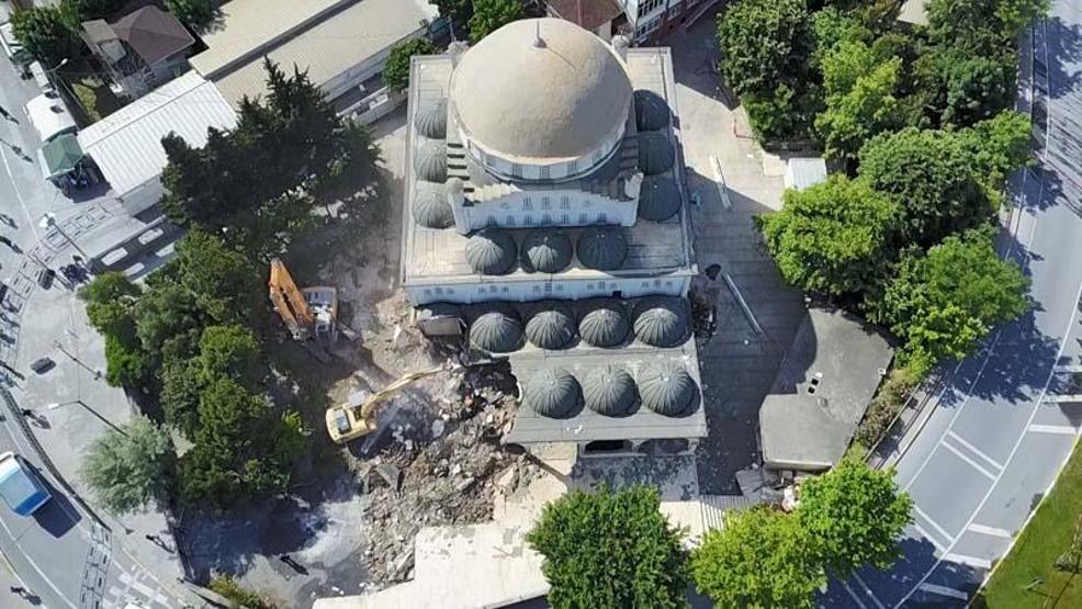 Silivri depreminde minaresi yıkılan Avcılardaki caminin yıkımına başlandı