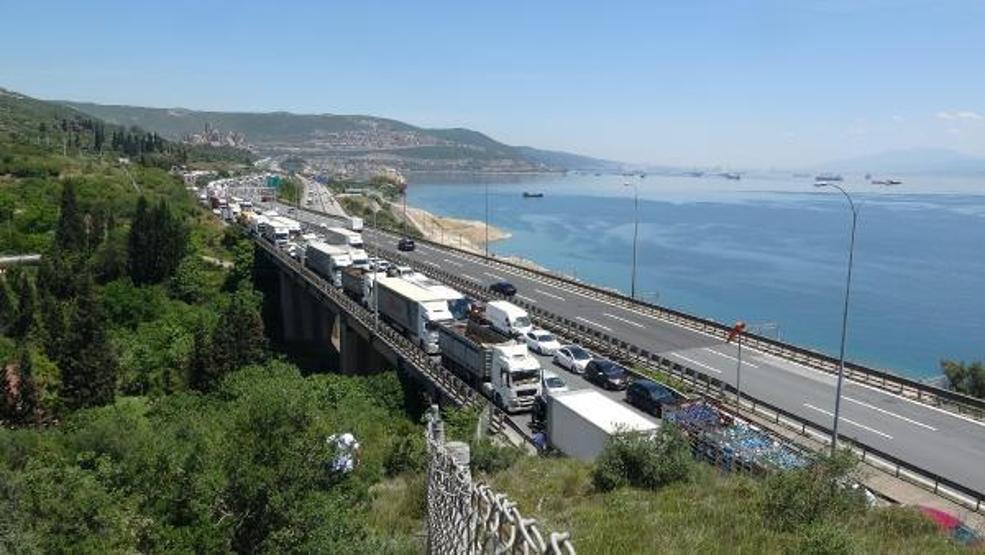 Kaza sonrası araçlardan inenlere otomobil çarptı: 7 yaralı