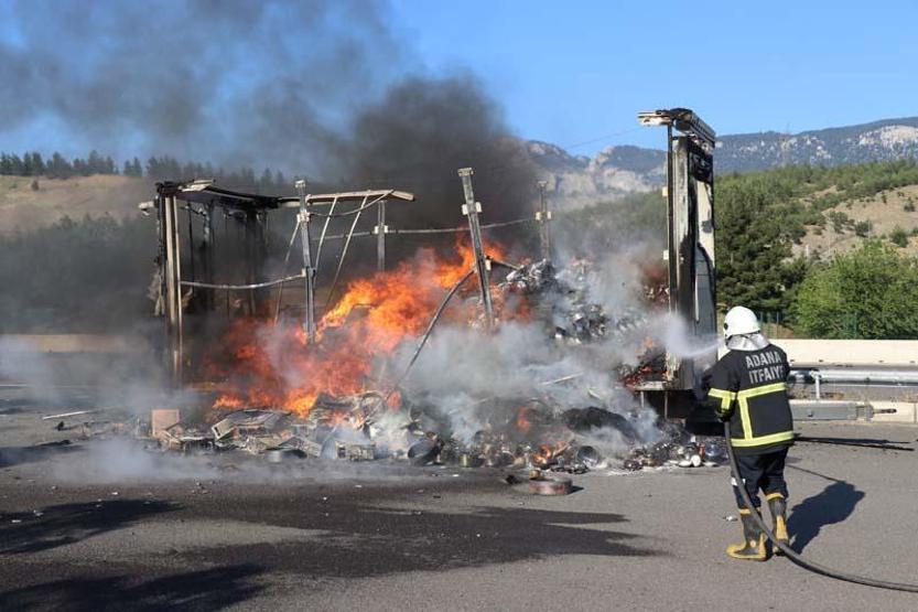 Seyir halindeki TIR alev topuna döndü