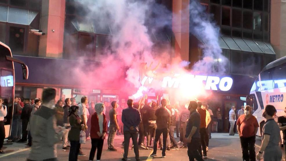 Otogarlardaki asker uğurlamasında maske unutuldu, sosyal mesafe hiçe sayıldı