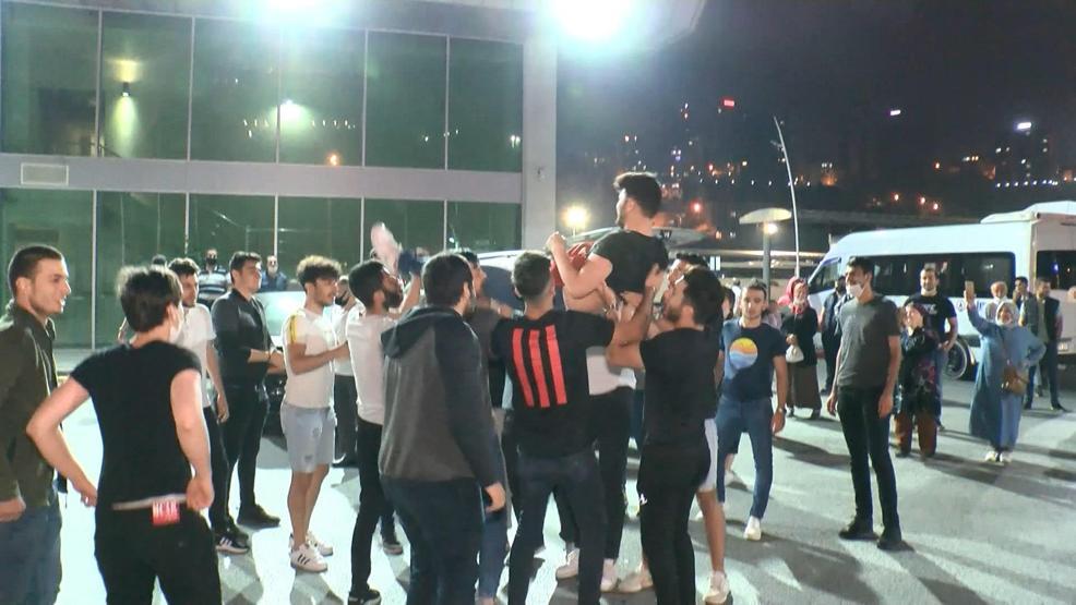 Otogarlardaki asker uğurlamasında maske unutuldu, sosyal mesafe hiçe sayıldı