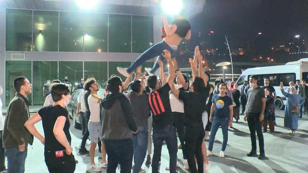 Otogarlardaki asker uğurlamasında maske unutuldu, sosyal mesafe hiçe sayıldı