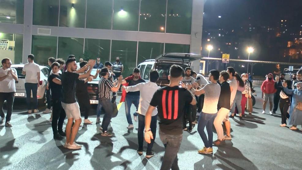 Otogarlardaki asker uğurlamasında maske unutuldu, sosyal mesafe hiçe sayıldı