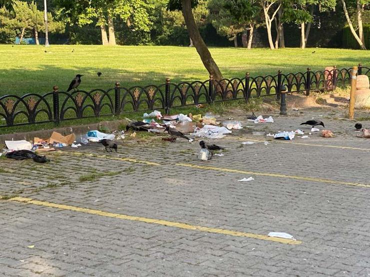 Caddebostan Sahilinde utandıran manzara; çöplerini bırakıp gitmişler
