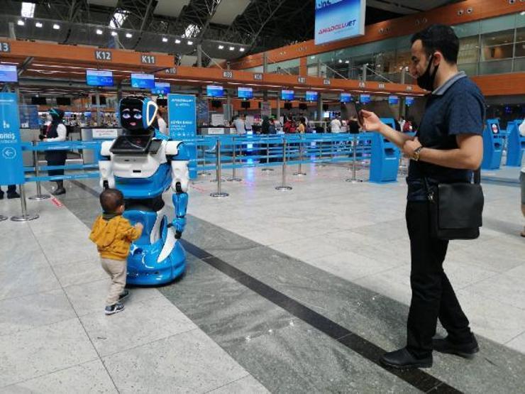 Sabiha Gökçende yolculara robotlu koronavirüs bilgilendirmesi