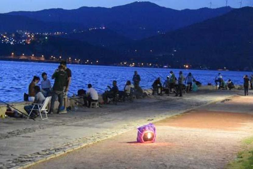 İzmirde sosyal mesafeye yine uyulmadı