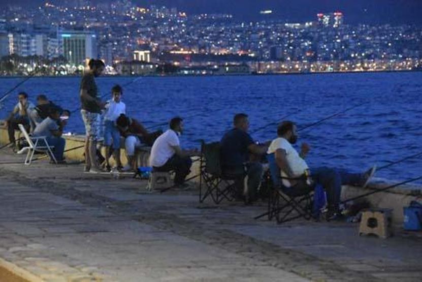 İzmirde sosyal mesafeye yine uyulmadı