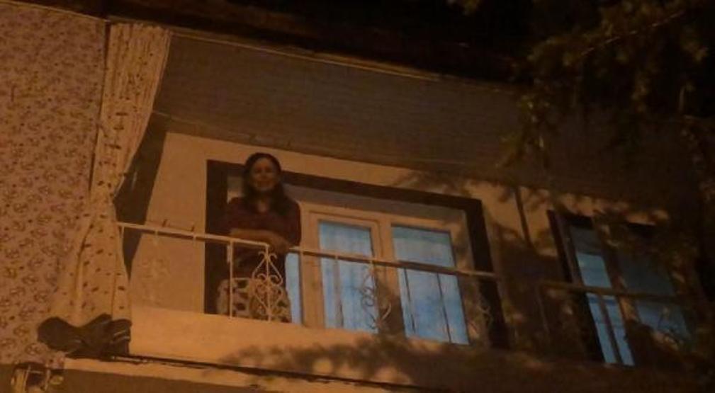 Sokaklarda gezen boz ayıyı görmek için geceyi bekliyor
