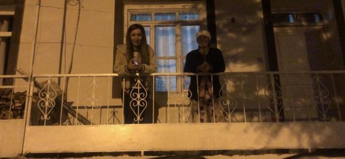 Sokaklarda gezen boz ayıyı görmek için geceyi bekliyor