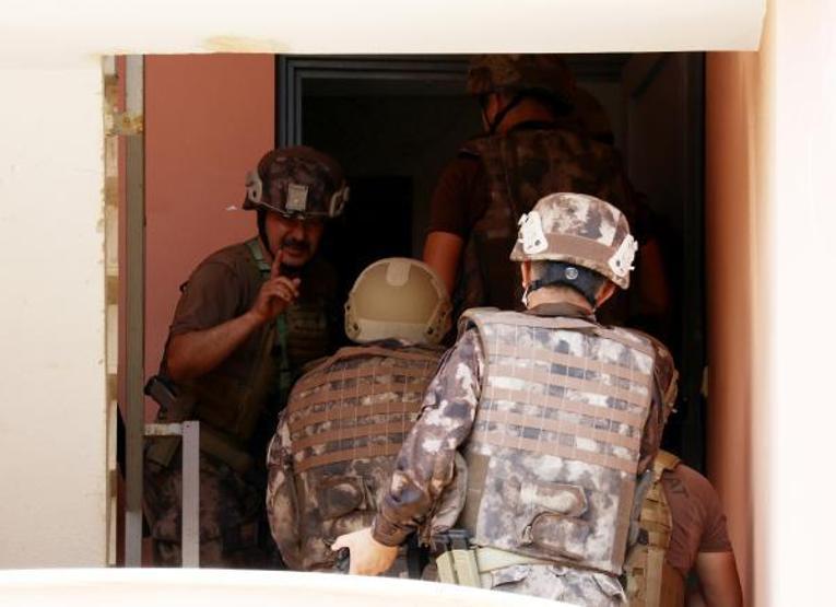 Son dakika... Eşyaları pencereden sokağa atan kişi gözaltına alındı