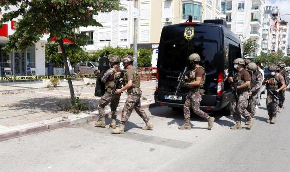 Son dakika... Eşyaları pencereden sokağa atan kişi gözaltına alındı