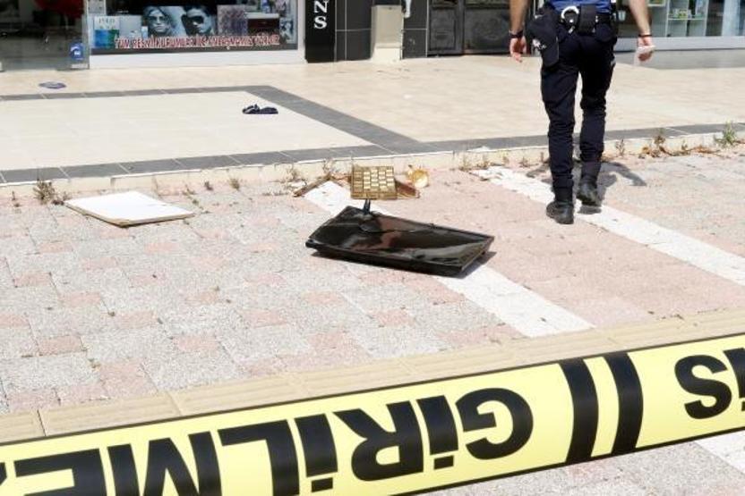 Son dakika... Eşyaları pencereden sokağa atan kişi gözaltına alındı