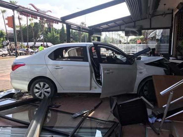 Son dakika haberi Ünlü şarkıcı Lara kaza geçirdi