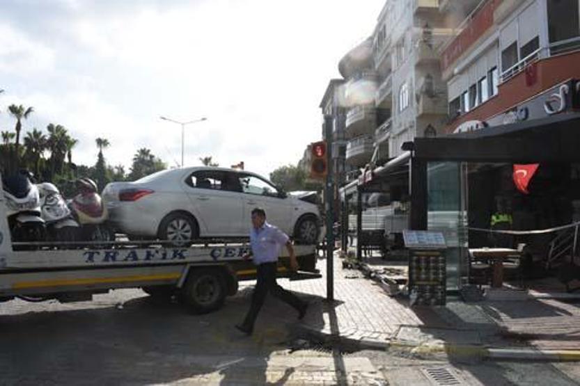 Son dakika haberi Ünlü şarkıcı Lara kaza geçirdi