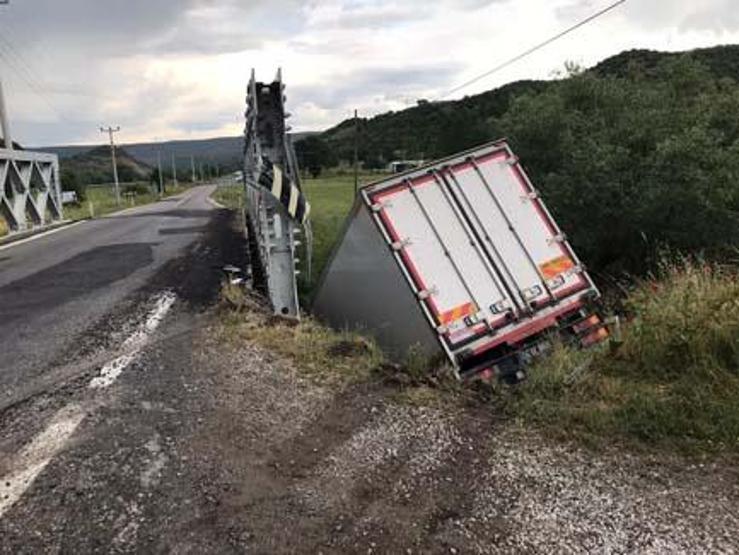 Kamyon dereye uçtu, şoförü araçtan atlayarak kurtuldu