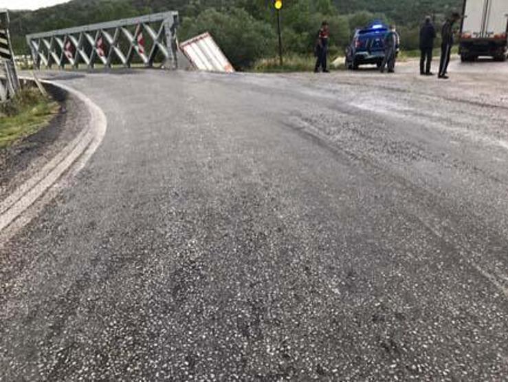 Kamyon dereye uçtu, şoförü araçtan atlayarak kurtuldu