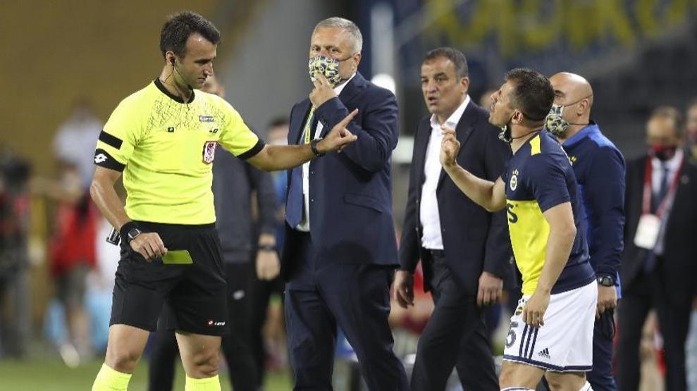 Emre Belözoğlundan hakeme tepki