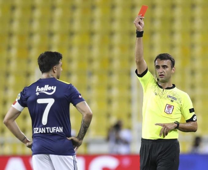 Emre Belözoğlundan hakeme tepki